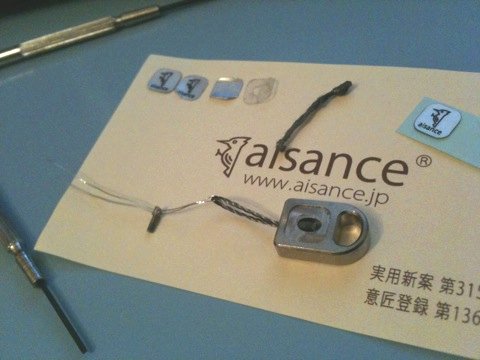 aisance エザンス iPhone 3GS ストラップ純チタン製・アダプターの糸が切れたので交換