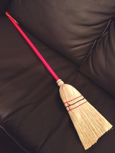 REDECKER children's rice-straw broom 赤い柄がかわいい子ども向けの箒(ほうき)