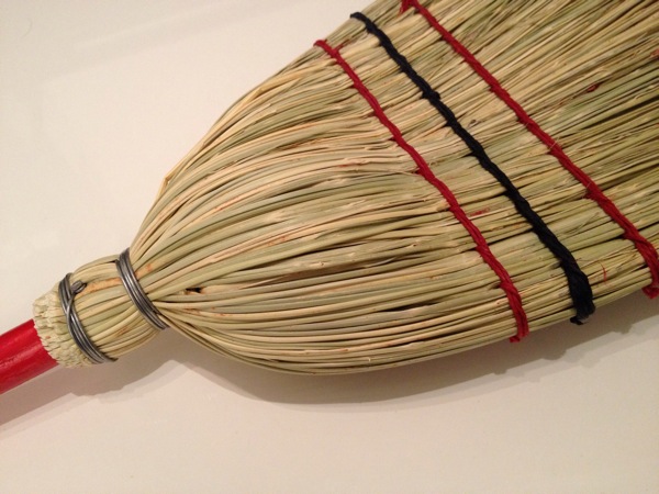 REDECKER children's rice-straw broom 赤い柄がかわいい子ども向けの箒(ほうき)