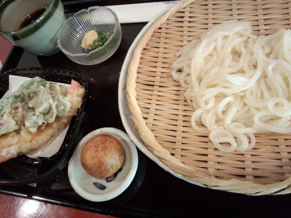 分福茶屋: 分福冷やしうどん、天ぷら、つぶら餅。
