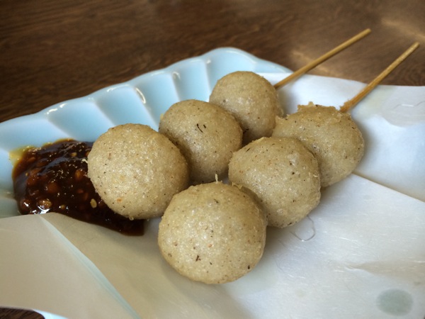 そば処 おにひら 本店 油で揚げているそば団子に蕎麦味噌