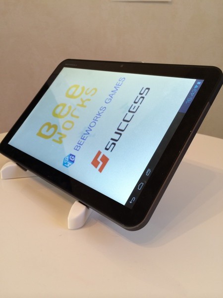 Portable Fold-UP Stand タブレットスタンド : iPad Nexus7 タブレットPC スマートフォン対応 折りたたみ式スタンド 角度調節可能 コンパクト収納 全キャリア・全機種対応スタンド (ホワイト)