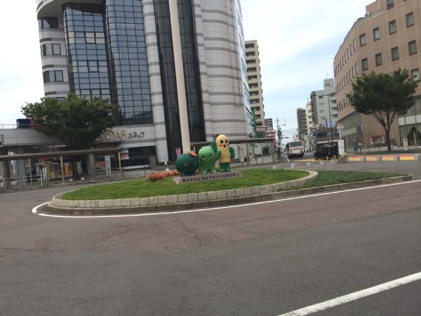 勝川駅ロータリーにあるサボテン像: 春日井市は「実生サボテン生産日本一」