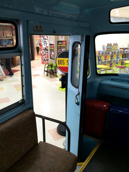 ドン・キホーテ名古屋本店に置いてあるバス(子どもが遊べる)