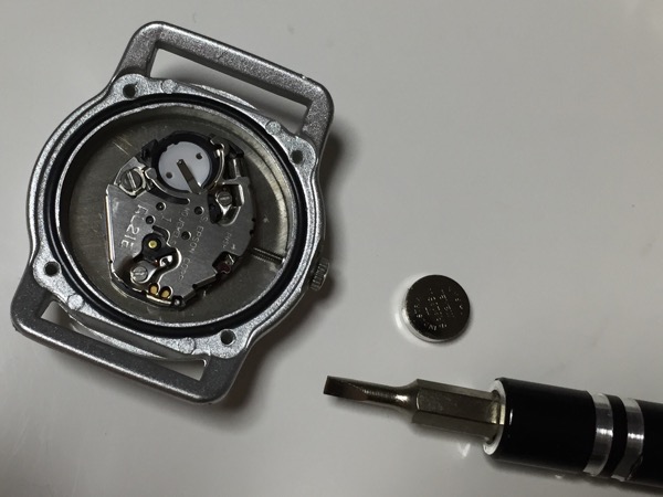 子どもの腕時計の電池交換 (MAOW キッズ ロケット MK100-06 + maxell 酸化銀電池 SR626SW)