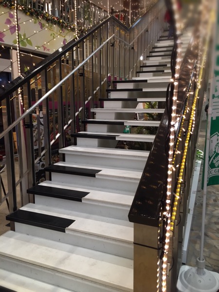 JR岐阜駅 ACTIVE-G にあるドレミ階段 (踏むと音が鳴るピアノ鍵盤っぽい階段)