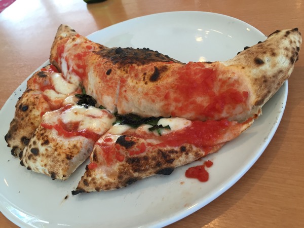 海の見える Pizzeria Passo Avanti でランチ