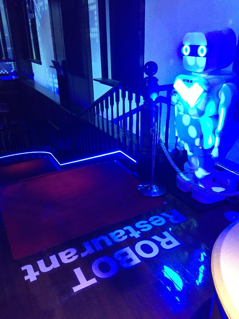 Robot Kingdom, Henn-na Restaurant at Huis Ten Bosch in Japan