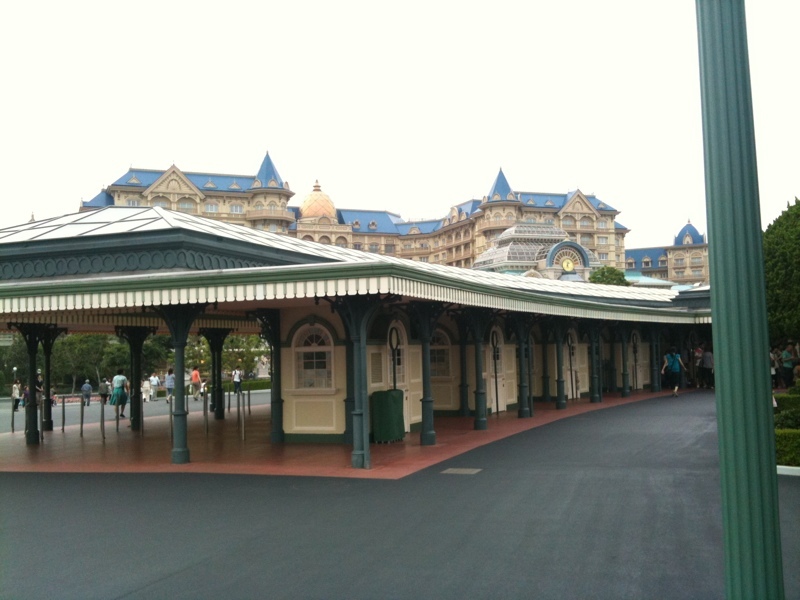 東京ディズニーランドホテルと駅が見える。