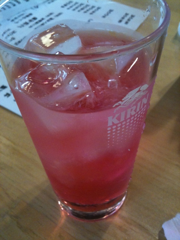 赤い梅酒100円。ロックのほうが良かったかも、やけに薄い(^_^;) - Photo: 赤い梅酒100円。ロックのほうが良かったかも、やけに薄い(^_^;) - Photo: