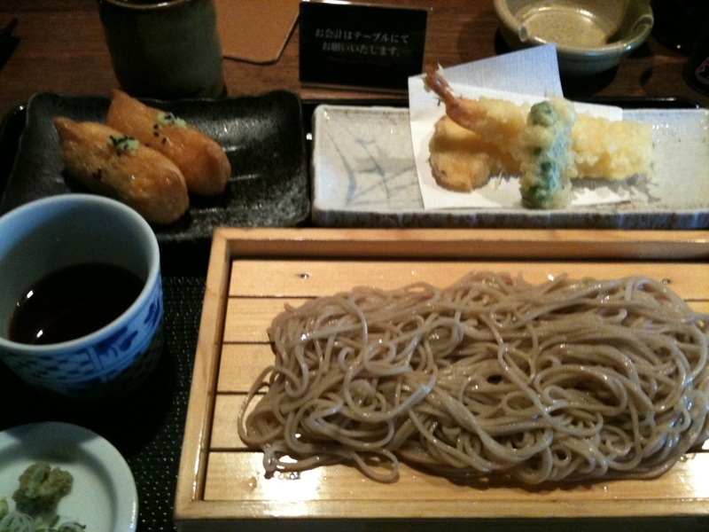 天ぷらせいろ。稲荷寿司はワサビと青紫蘇でいい感じに。蕎麦は少なめかなー。うまうま。 - Photo: 天ぷらせいろ。稲荷寿司はワサビと青紫蘇でいい感じに。蕎麦は少なめかなー。うまうま。 - Photo: