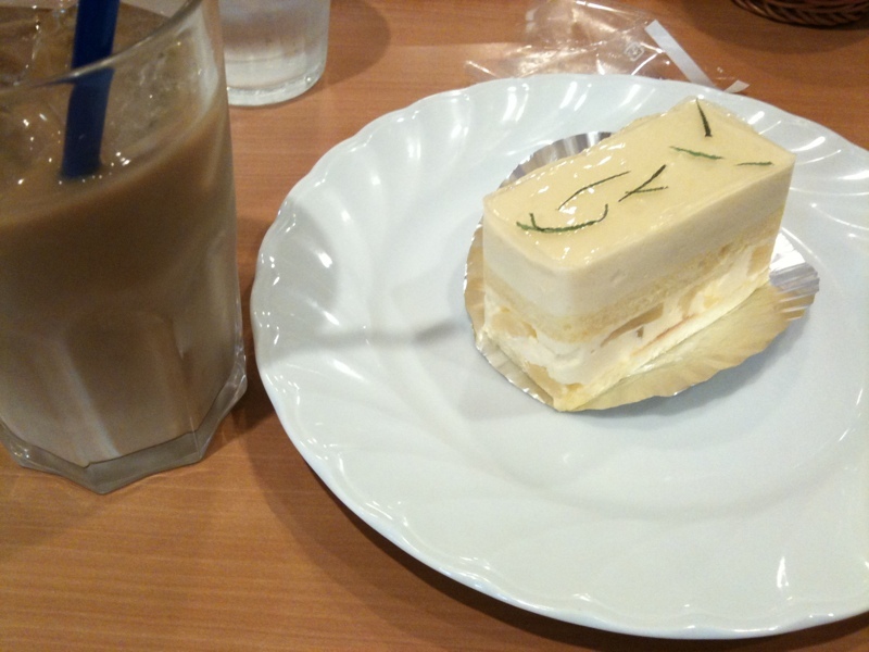 This pineapple cake is tasty. パイナップルケーキ美味い。パインの甘さがいい。 - Photo: This pineapple cake is tasty. パイナップルケーキ美味い。パインの甘さがいい。 - Photo: