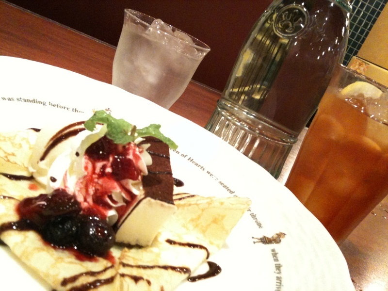 アフタヌーンティーというセット。ドリンクとベリーティラミスクレープで500円。甘すぎなくていい。クレープのおかげかな? - Photo: アフタヌーンティーというセット。ドリンクとベリーティラミスクレープで500円。甘すぎなくていい。クレープのおかげかな? - Photo: