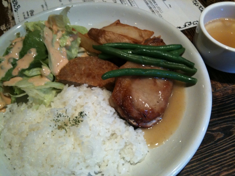 ポークソテー2枚の間にちょこっと野菜が入っててレモンとバターの風味。すっぱくなくて美味い。ご飯は多すぎw - Photo: ポークソテー2枚の間にちょこっと野菜が入っててレモンとバターの風味。すっぱくなくて美味い。ご飯は多すぎw - Photo: