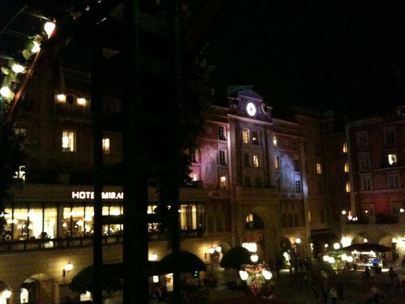 レストランのテラスからホテルを見る。