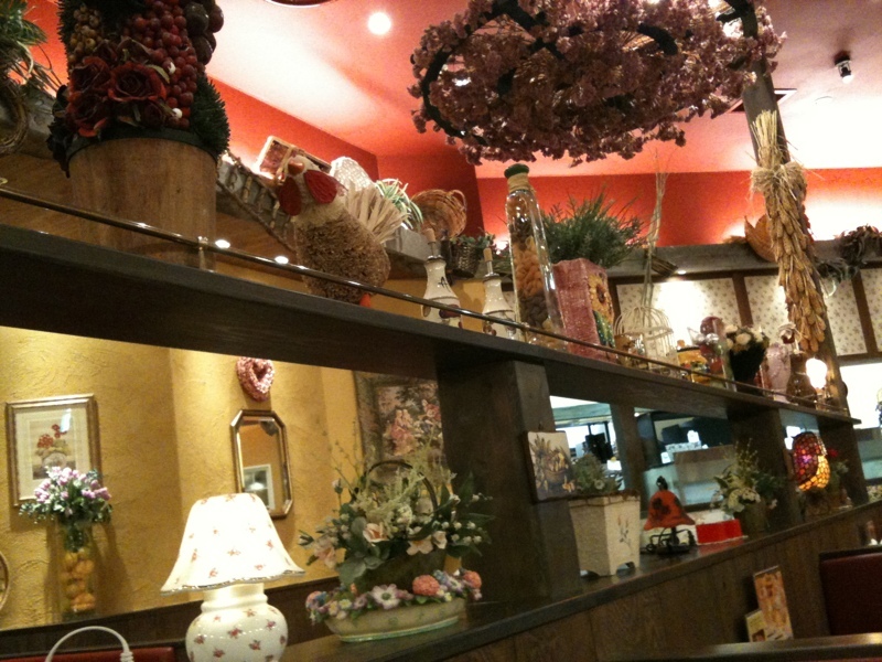 The Macmillan ALICE な食器とか。店内の雰囲気もそんな感じ。 - Photo: The Macmillan ALICE な食器とか。店内の雰囲気もそんな感じ。 - Photo:
