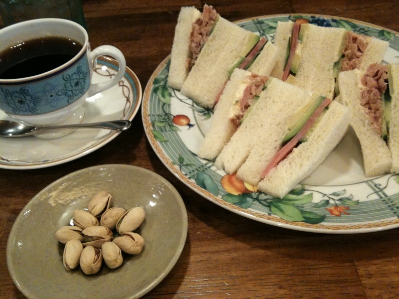 アボカドとハムとツナとキュウリのサンド。うまうま。 - Photo: アボカドとハムとツナとキュウリのサンド。うまうま。 - Photo: