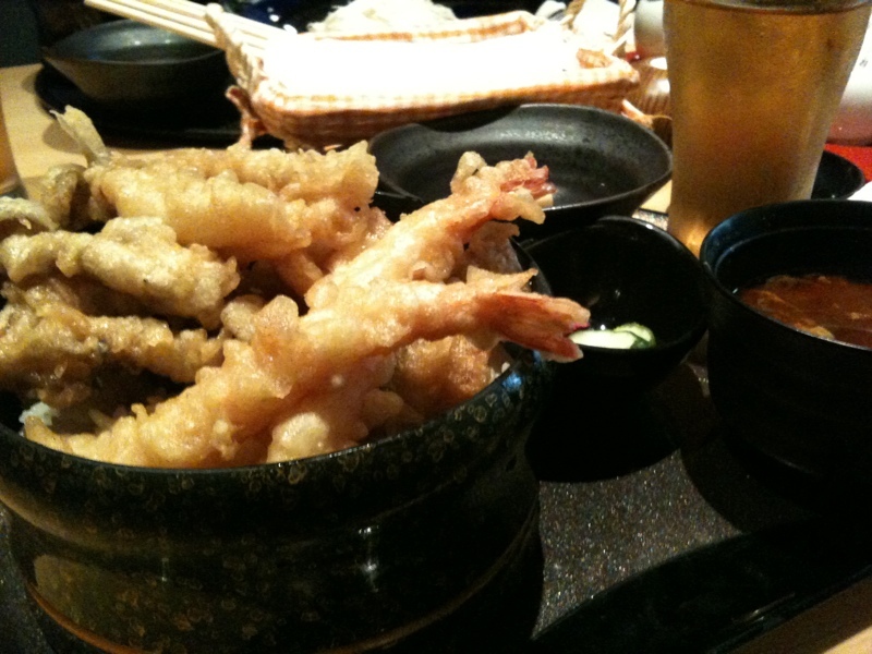 どうぞ文左衛門の豪快天丼御膳。なかなか上品な味付けでうまいんだけどちょっと油多くてくどいかなー。もう年だから油多いのきついかも(´・ω・`) - Photo: どうぞ文左衛門の豪快天丼御膳。なかなか上品な味付けでうまいんだけどちょっと油多くてくどいかなー。もう年だから油多いのきついかも(´・ω・`) - Photo: