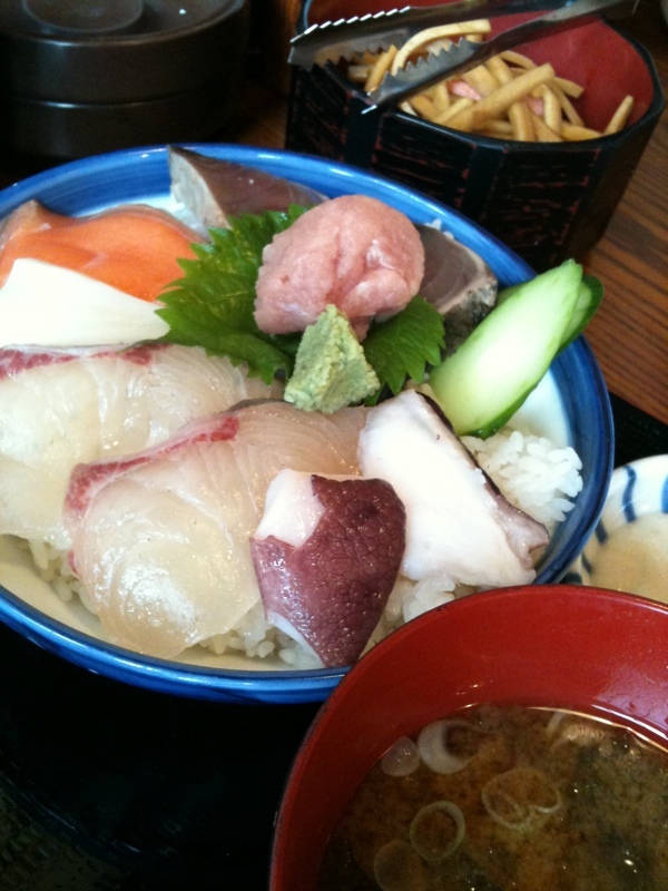 魚正宗で猟師丼。うまうま。前よりご飯の量が減ったような。大盛りにしとけばよかったかなー。 - Photo: 魚正宗で猟師丼。うまうま。前よりご飯の量が減ったような。大盛りにしとけばよかったかなー。 - Photo:
