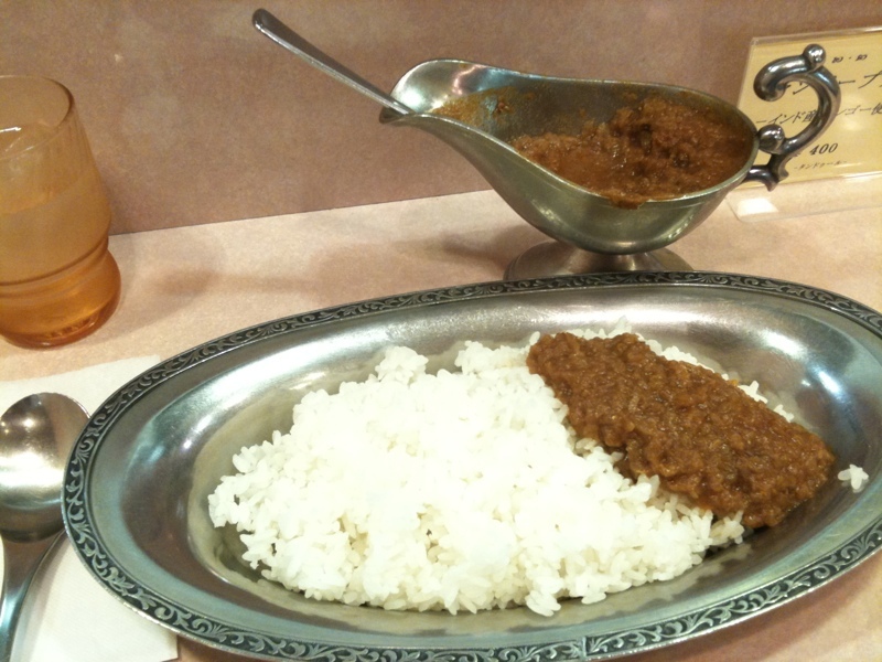 カウンタータイプのインドカレー屋さん。この時間はすいてる。辛さは甘口、中辛、辛口の三種類。うまうま。 - Photo: カウンタータイプのインドカレー屋さん。この時間はすいてる。辛さは甘口、中辛、辛口の三種類。うまうま。 - Photo: