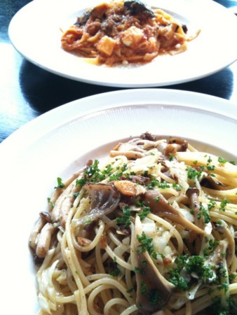 挽肉とキャベツの辛いパスタ。ナスとトマトのフェットチーネ。うまうま。ここまで料理は塩が効いてる感じ。オリーブオイルもなかなか。