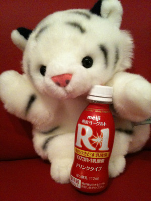 1073R-1乳酸菌!それにしてもパッケージが斜めになってるんだけど乱丁みたいな感じ? - 明治ヨーグルト R-1 1073R-1乳酸菌!それにしてもパッケージが斜めになってるんだけど乱丁みたいな感じ? - 明治ヨーグルト R-1