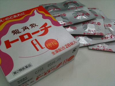 檸檬!これけっこう効くけど(さすが第2類医薬品)黄色1号とか青色1号を配合する意味あるんかね。キキョウ末、セネガ末、カンゾウ成分抽出物、キョウニン末、ニンジン末。 - 龍角散トローチFL 檸檬!これけっこう効くけど(さすが第2類医薬品)黄色1号とか青色1号を配合する意味あるんかね。キキョウ末、セネガ末、カンゾウ成分抽出物、キョウニン末、ニンジン末。 - 龍角散トローチFL