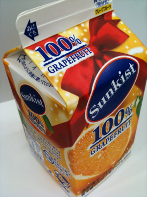 朝の栄養補給!いつもとパッケージのデザインがちがうから写真撮っておく。 - Sunkist グレープフルーツ 100% 500ml 朝の栄養補給!いつもとパッケージのデザインがちがうから写真撮っておく。 - Sunkist グレープフルーツ 100% 500ml