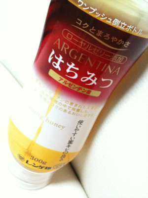 食後の珈琲に投入。ワンプッシュ倒立ボトルはほんとに便利。 - 日本蜂蜜 レンゲ印 ローヤルゼリー添加 アルゼンチン産 蜂蜜 300g 食後の珈琲に投入。ワンプッシュ倒立ボトルはほんとに便利。 - 日本蜂蜜 レンゲ印 ローヤルゼリー添加 アルゼンチン産 蜂蜜 300g