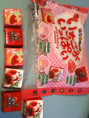 いちごチョコ好きなので見逃せない! - チロルチョコ いちごがいっぱい いちごチョコ好きなので見逃せない! - チロルチョコ いちごがいっぱい