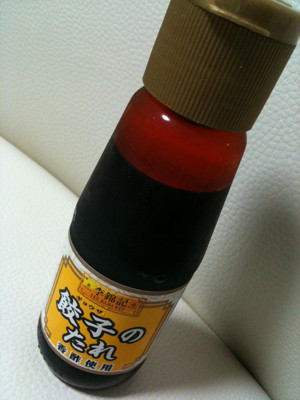 香酢使用。原材料は醤油、米酢、砂糖、大豆油、にんにく、ごま油、食塩、唐辛子。輸入者がエスビー食品。 - 李錦記 LEE KUM KEE ぎょうざのたれ 香酢使用。原材料は醤油、米酢、砂糖、大豆油、にんにく、ごま油、食塩、唐辛子。輸入者がエスビー食品。 - 李錦記 LEE KUM KEE ぎょうざのたれ