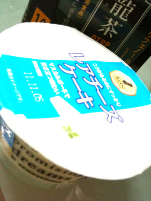 これうまい(・∀・)!! Kobe Chef Club シリーズは当たりが多そう。168kcal だけど半分こしたので㌍控えめ。 - コクがあるのにすっきりレアチーズケーキ これうまい(・∀・)!! Kobe Chef Club シリーズは当たりが多そう。168kcal だけど半分こしたので㌍控えめ。 - コクがあるのにすっきりレアチーズケーキ