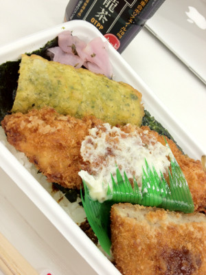 海苔弁にホット黒ウーロン(・∀・) - サントリー 黒烏龍茶 ホット 海苔弁にホット黒ウーロン(・∀・) - サントリー 黒烏龍茶 ホット