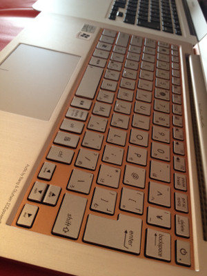 これが打ちにくいという評判のキーボード。ちょっとペコペコ系だけどどうかなー。 #sakurapink - ASUS ZENBOOK UX21E-KXROSE さくらピンク これが打ちにくいという評判のキーボード。ちょっとペコペコ系だけどどうかなー。 #sakurapink - ASUS ZENBOOK UX21E-KXROSE さくらピンク