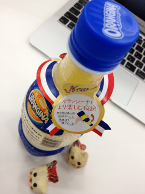ORANGINA! なかなかうまい。微炭酸、果実繊維入り。果汁12% オレンジ、レモン、マンダリンオレンジ、グレープフルーツ、オレンジピールエキス。 - サントリー オランジーナ ORANGINA! なかなかうまい。微炭酸、果実繊維入り。果汁12% オレンジ、レモン、マンダリンオレンジ、グレープフルーツ、オレンジピールエキス。 - サントリー オランジーナ