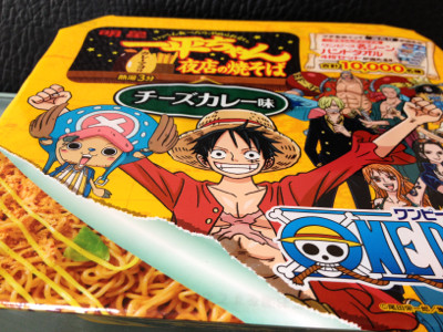 お菓子のカールっぽい香り。 - 明星 一平ちゃん 夜店の焼そば ワンピース チーズカレー味 お菓子のカールっぽい香り。 - 明星 一平ちゃん 夜店の焼そば ワンピース チーズカレー味