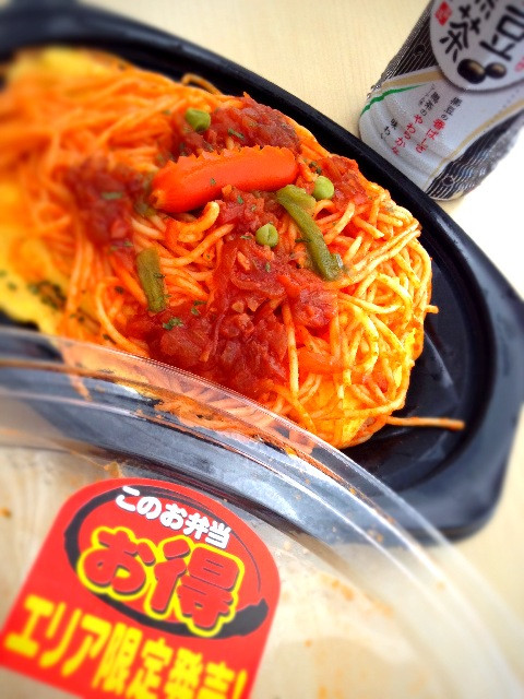 ちょーしょく。ナポリタン弁当、スパゲッティの下にオムレツみたいに玉子と白いご飯。 - 黒豆黒茶 ちょーしょく。ナポリタン弁当、スパゲッティの下にオムレツみたいに玉子と白いご飯。 - 黒豆黒茶