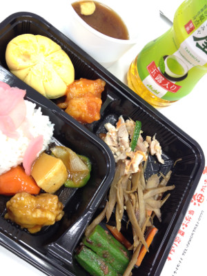 おひるは総菜屋のバイキング弁当、少なめに詰めて413円。 - アサヒ飲料/匠屋 緑茶 500ml おひるは総菜屋のバイキング弁当、少なめに詰めて413円。 - アサヒ飲料/匠屋 緑茶 500ml