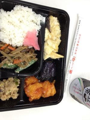 おひるー。豆腐を多めにして高タンパク・低カロリーを目指す。お弁当500円弱。 - 黒豆黒茶 おひるー。豆腐を多めにして高タンパク・低カロリーを目指す。お弁当500円弱。 - 黒豆黒茶