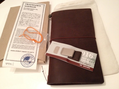 Traveler's notebook. - 【ミドリ／デザインフィル】トラベラーズノート スターターキット【茶】　13715006