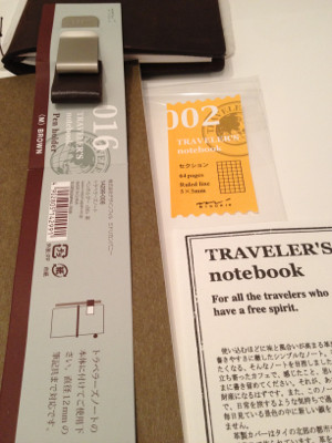 直径12mmの筆記具まで対応。 - トラベラーズノート ペンホルダー　M　14299006　茶