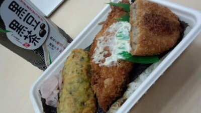 お昼は、ひさびさの海苔弁。コンビニはもうちょっとヘルシーな弁当を揃えてほしいなー。 - 黒豆黒茶 お昼は、ひさびさの海苔弁。コンビニはもうちょっとヘルシーな弁当を揃えてほしいなー。 - 黒豆黒茶