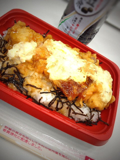 おひるはコンビニで買ってきたチキン南蛮弁当うまうま。 - 黒豆黒茶 おひるはコンビニで買ってきたチキン南蛮弁当うまうま。 - 黒豆黒茶
