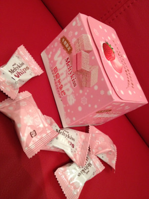 Meltykiss Whips くちどけホイップショコラ。いちご甘酸っぱくてうまい。 - 明治 メルティーキッス ホイップス 淡雪いちご 45g Meltykiss Whips くちどけホイップショコラ。いちご甘酸っぱくてうまい。 - 明治 メルティーキッス ホイップス 淡雪いちご 45g