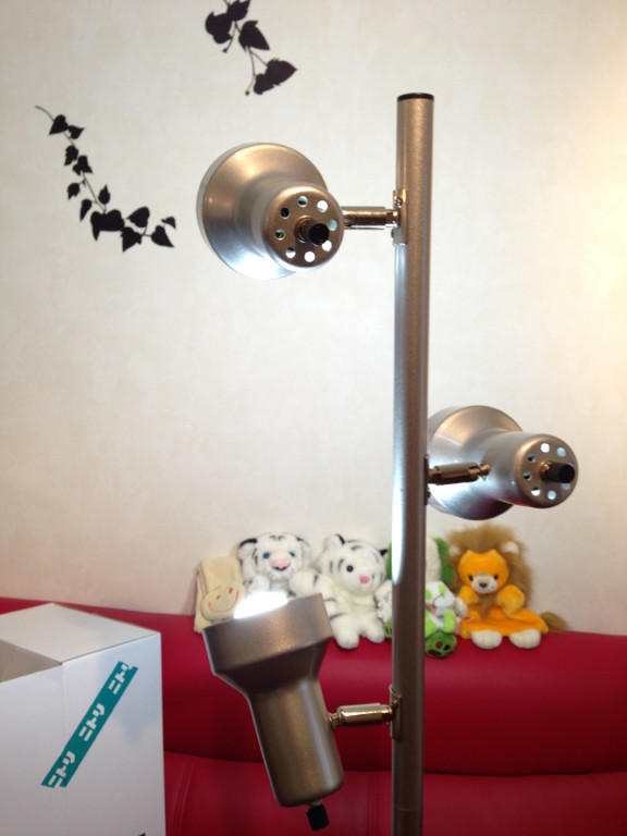 組み立てた。別に買ったLED電球3つ付けた。なかなか明るい。 - ニトリ フロアランプ LSY-006FLSI 組み立てた。別に買ったLED電球3つ付けた。なかなか明るい。 - ニトリ フロアランプ LSY-006FLSI