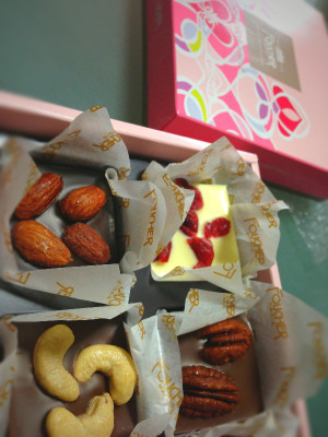 食後のおやつ(・∀・) ホワイトチョコにクランベリーうまい。 - FOUCHER Chocolat Fleur ショコラフルール 食後のおやつ(・∀・) ホワイトチョコにクランベリーうまい。 - FOUCHER Chocolat Fleur ショコラフルール