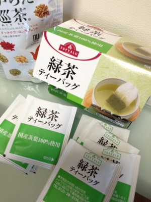 ウチで緑茶飲まなくなってしまって久しいので、リハビリがてらお手軽に再開。 - イオン トップバリュ 緑茶 ティーバッグ 2g x 20袋入 ウチで緑茶飲まなくなってしまって久しいので、リハビリがてらお手軽に再開。 - イオン トップバリュ 緑茶 ティーバッグ 2g x 20袋入