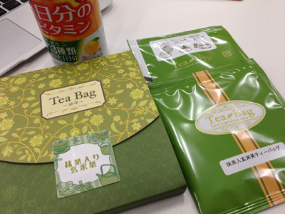 鹿児島産煎茶「さえみどり」「ゆたかみどり」をベースに仕上げた煎茶に、入り米と抹茶をブレンド。 - 大三茶舗 抹茶入玄米茶ティーバッグ 鹿児島産煎茶「さえみどり」「ゆたかみどり」をベースに仕上げた煎茶に、入り米と抹茶をブレンド。 - 大三茶舗 抹茶入玄米茶ティーバッグ