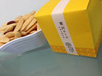これうま(・∀・)ちょっと塩味が強すぎるかなー。 - とよす 柿の種専門店 かきたねキッチン 贅沢チーズ + アーモンド これうま(・∀・)ちょっと塩味が強すぎるかなー。 - とよす 柿の種専門店 かきたねキッチン 贅沢チーズ + アーモンド