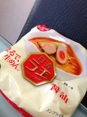 もっちり。「まるで生めん。」 - 日清ラ王 醤油(袋麺) もっちり。「まるで生めん。」 - 日清ラ王 醤油(袋麺)